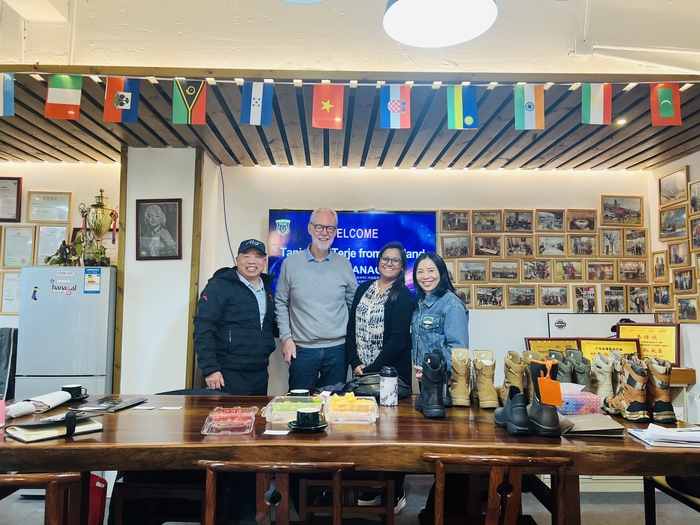 Klientai iš Norvegijos ir Danijos apsilanko Guangzhou Hanagal Shoes Co., Ltd., norėdami ištirti naujas pramonės galimybes
